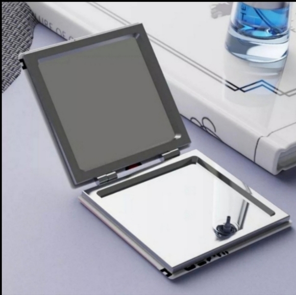 Barbie Compact Mirror - Picture 3 of 9